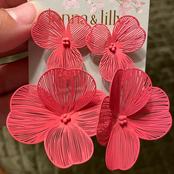 ✨NWT✨ Pink Lonna & Lilly Floral Earrings - Picture 2 of 4
